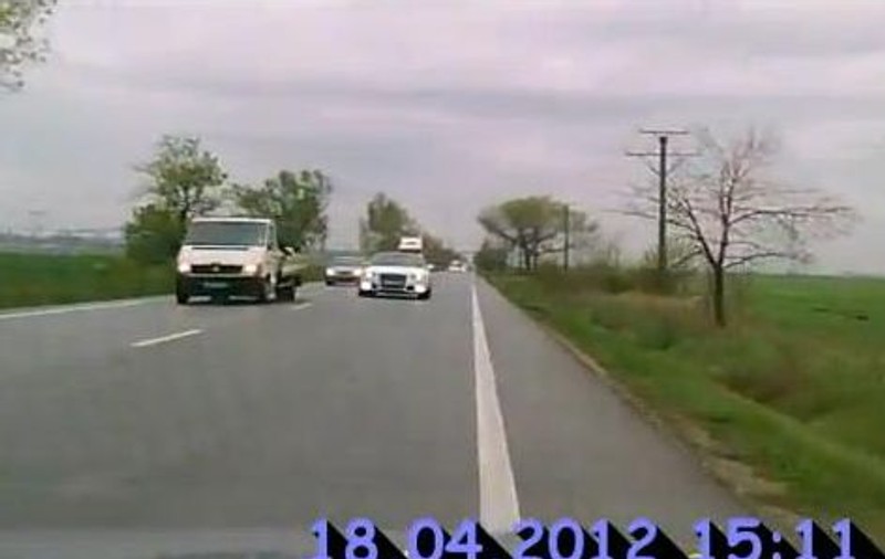 Nesimţirea la români! Un dement cu Audi face o depăşire şi e la un pas să provoace dezastrul! | VIDEO