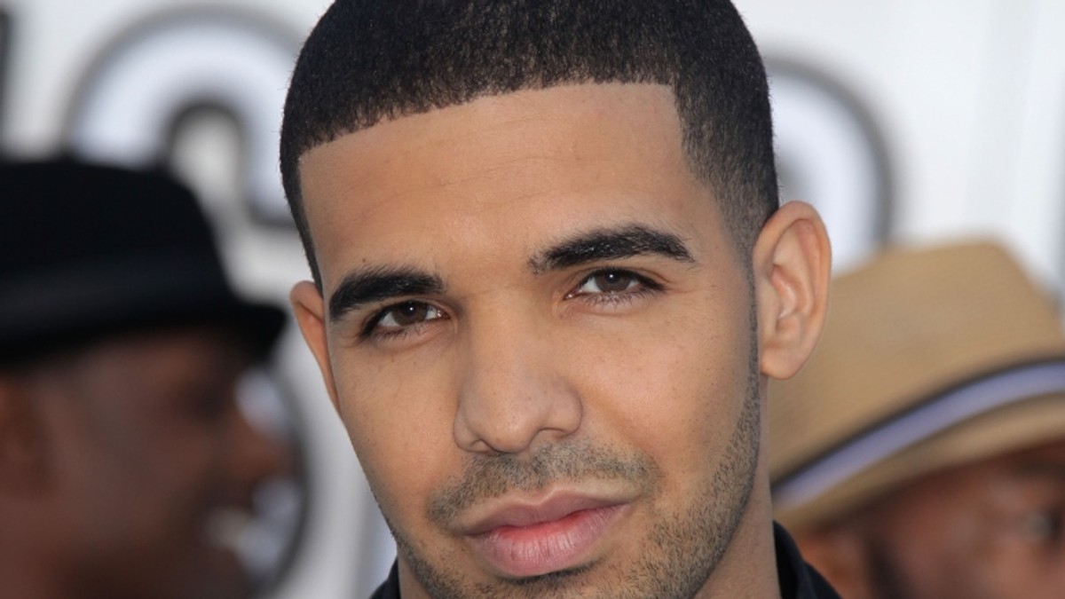 Drake apare donând 1.000.000 de dolari în noul său videoclip