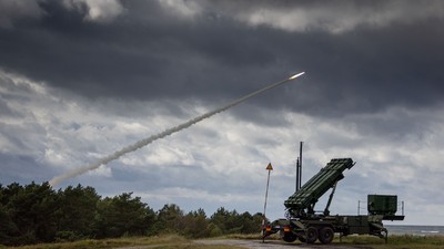 Imagine ilustrativă cu o rachetă HIMARS și un lansator de rachete Patriot