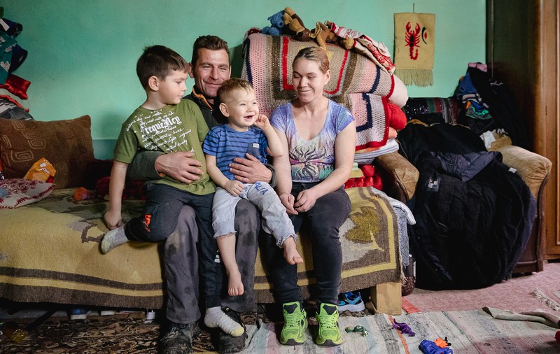 REPORTAJ. În satul conților maghiari, o familie cu doi copii trăiește de pe-o zi pe alta, într-un fost hambar de porumb: „Băieții mei n-au văzut niciodată un brad de Crăciun”