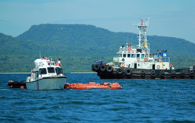 Un feribot s-a scufundat în Marea Java: Peste 70 de persoane au fost salvate, iar patru sunt date dispărute!VIDEO