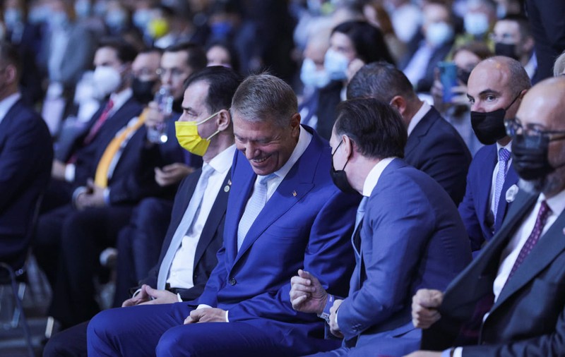 FOTO. Klaus Iohannis, fără mască, în sală, la congresul PNL. Cîțu i-a atras atenția