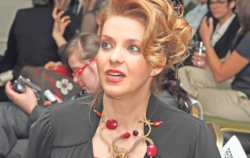 CE AU MAI TRECUT ANII ŞI PESTE BIANCA BRAD! Uite cât de RĂPITOARE era la ÎNCEPUTURILE EI! | FOTO