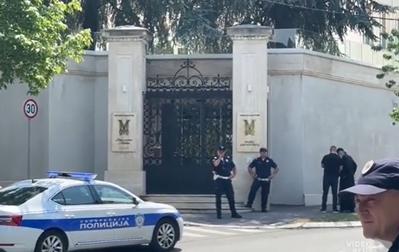 Un bărbat a fost împușcat mortal, după ce a tras cu o arbaletă într-un polițist aflat în fața Ambasadei Israelului din Serbia | VIDEO