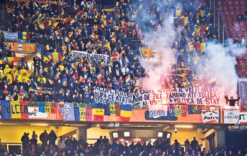 FIFA a amendat FRF cu 17.500 de euro pentru bannerul afişat de suporterii României la Amsterdam, în care steagul Ungariei a fost numit «cârpă»
