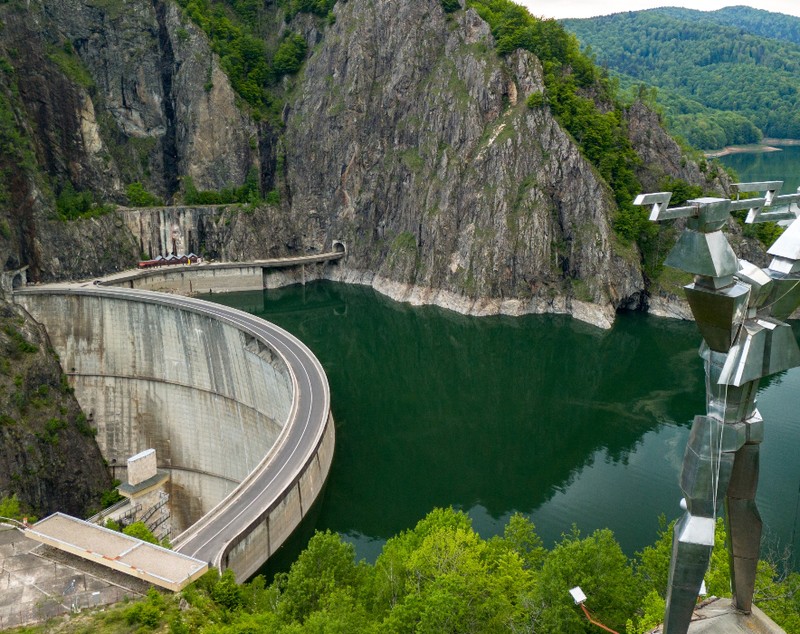 Monumentul de la Vidraru care poate fi vizitat doar în zilele cu vreme bună: Hidroelectrica a redeschis accesul la „Statuia lui Prometeu”