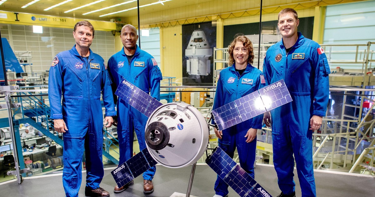 Bremen, Germania. 15 septembrie 2023. Membrii echipajului misiunii Artemis 2 a agenției spațiale americane NASA, de la stânga la dreapta: Reid Wiseman, Victor Glover, Christina Koch și Jeremy Hansense, la un eveniment de presă în clădirea ArianeGroup / Foto: Profimedia Images