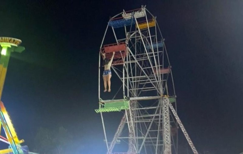 Două fetițe au fost rănite, după ce roata în care se dădeau s-a oprit, scaunele s-au răsturnat, iar ele au căzut, în Brazilia | VIDEO