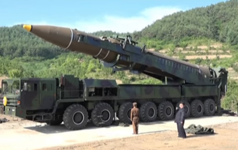 VIDEO VIRAL| Pericol public! Kim Jong-un a fumat lângă o rachetă balistică inflamabilă