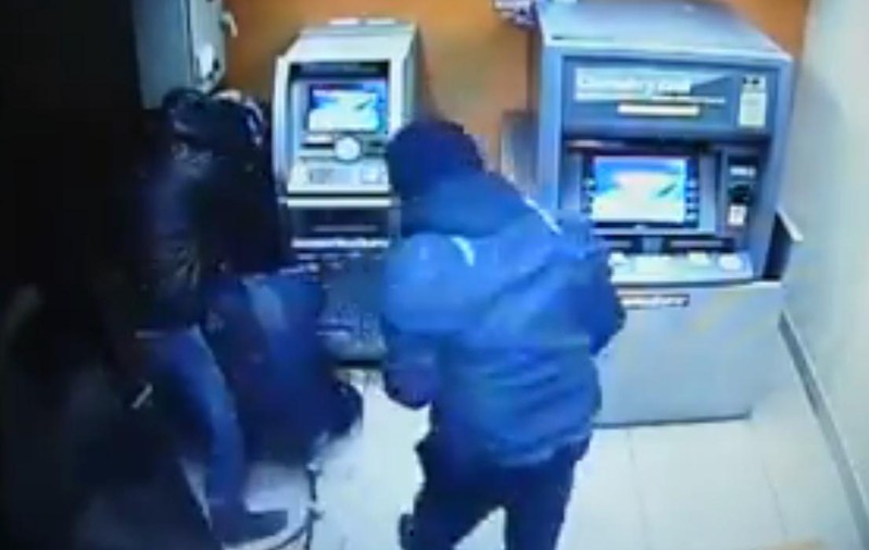 De necrezut ! Vezi cum o bandă de hoţi a reuşit să spargă un bancomat în mai puţin de un minut! VIDEO