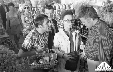 Puiu Călinescu, Jean Constantin și Dem Rădulescu filmează o scenă într-o alimentară