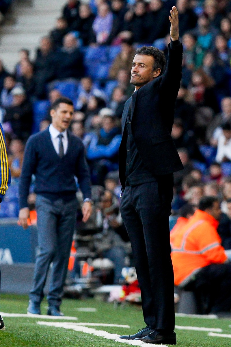 epa05086084 FC Barcelona's Spanish coach Luis Enrique (R) reacts during the Spanish Primera Division soccer match between Espanyol Barcelona and FC Barcelona at Cornella-El Prat stadium in Barcelona, northeastern Spain, 02 January 2016. EPA/QUIQUE GARCIA
