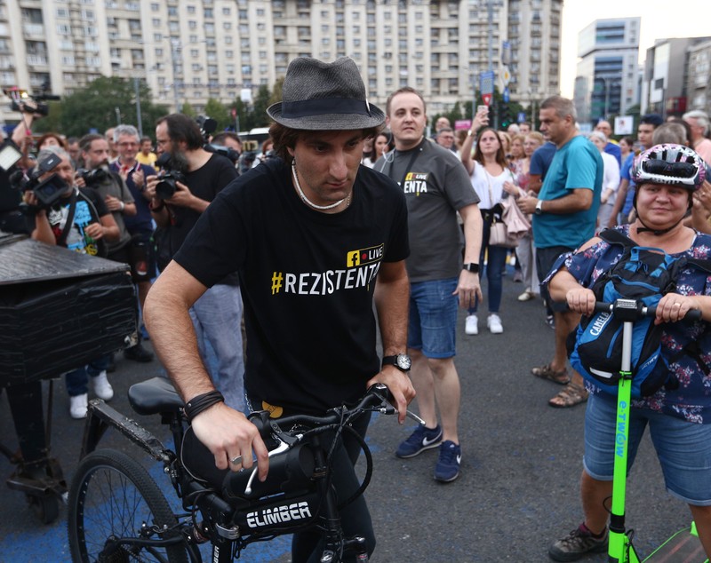 VIDEO/ Protest intitulat „Gust de libertate”, în Piața Victoriei. Moment emoționant oferit de pianistul Davide Martello / GALERIE FOTO