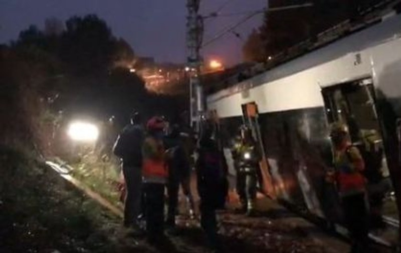 Un tren de pasageri a deraiat în apropiere de Barcelona! Cel puțin un mort și cinci răniți