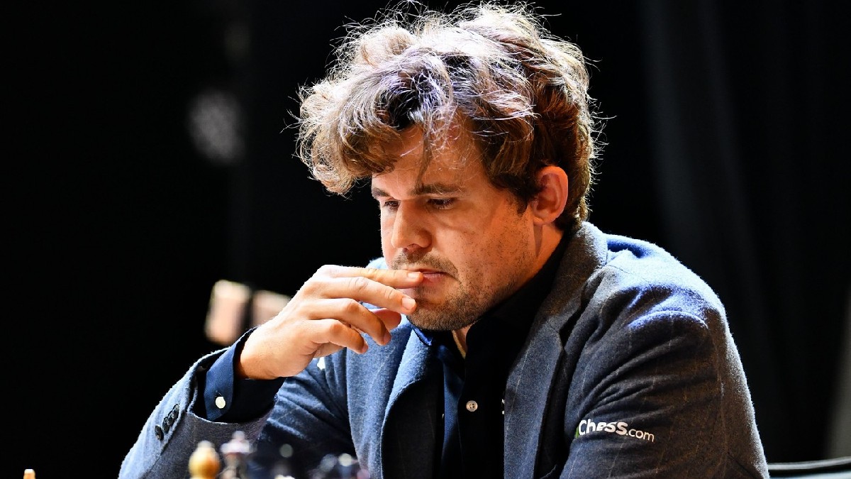 Magnus Carlsen într-un costum negru