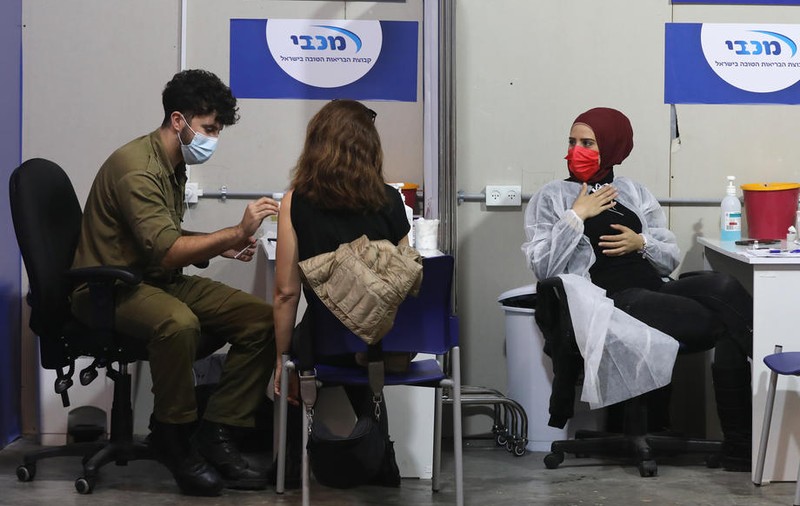 Rata infectărilor cu COVID-19 a scăzut în Israel cu 95,8% în rândul celor care au făcut rapelul cu Pfizer