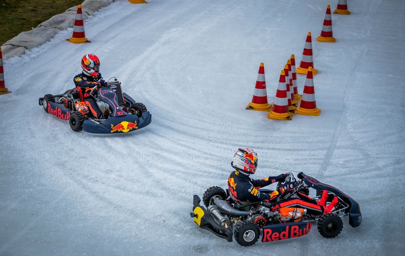 Max Verstappen și Pierre Gasly s-au încălzit pe gheață pentru noul sezon din Formula 1