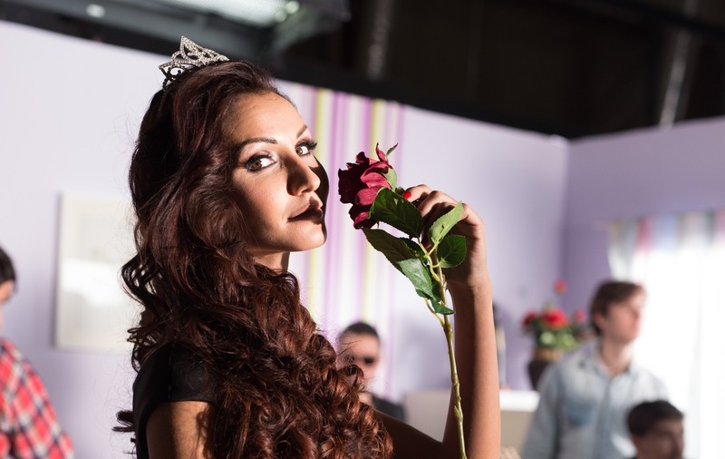 Andra de la trupa Like Chocolate se lasă trasă de păr! De ce face asta | VIDEO