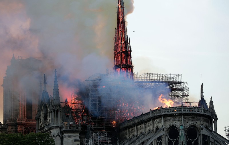 Momentul în care s-a prăbușit prima turlă a Catedralei Notre-Dame din Paris | VIDEO