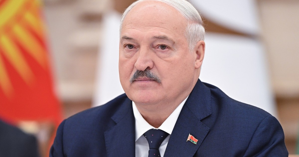 Liderul belarus Aleksandr Lukașenko, îmbrăcat într-un sacou bleumarin, cu o cămașă albă și o cravata bleumarin