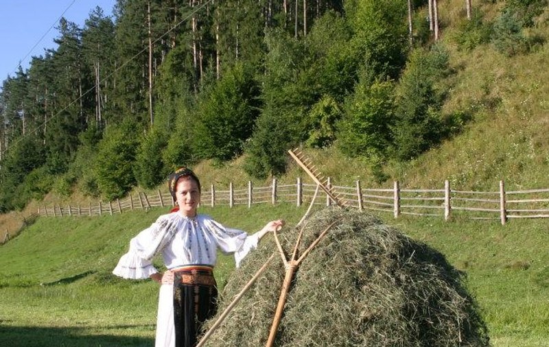 Ziua educatoare, noaptea folcloristă! Când nu e pe scenă, Florina Trif îi învață pe cei mici folclor | FOTO