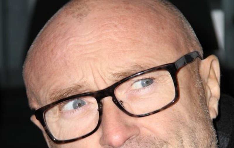 Phil Collins a fost transportat de urgență la spital. Muzicianul a căzut în camera de hotel și s-a lovit la cap