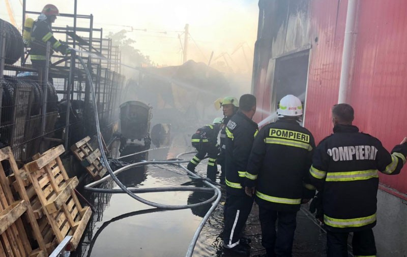 Incendiu la o vulcanizare din Drobeta-Turnu Severin. S-a emis un mesaj RO-Alert din cauza fumului toxic