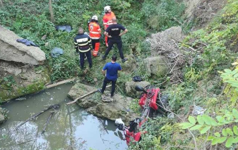 O femeie din Iași, salvată de pompieri, după ce s-a răsturnat cu ATV-ul într-o râpă de 10 metri