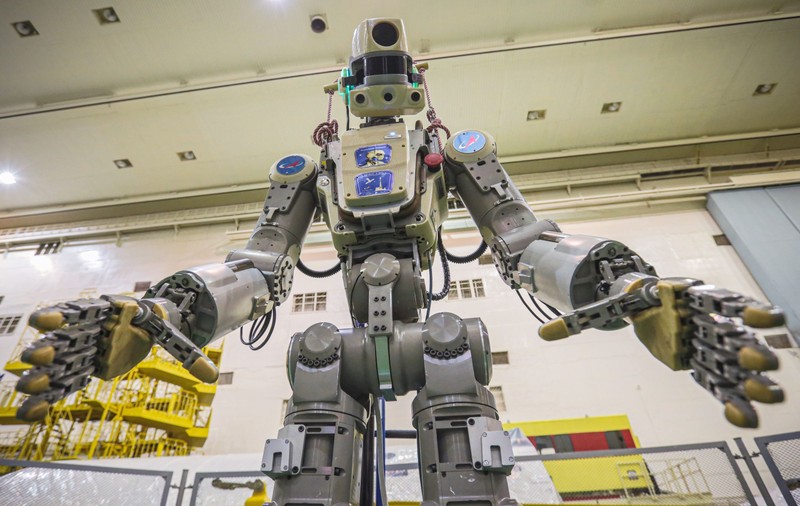 Români vs roboți. Automatizarea va putea înlocui jumătate dintre locurile de muncă din România. Peste 4,5 milioane de joburi, în pericol