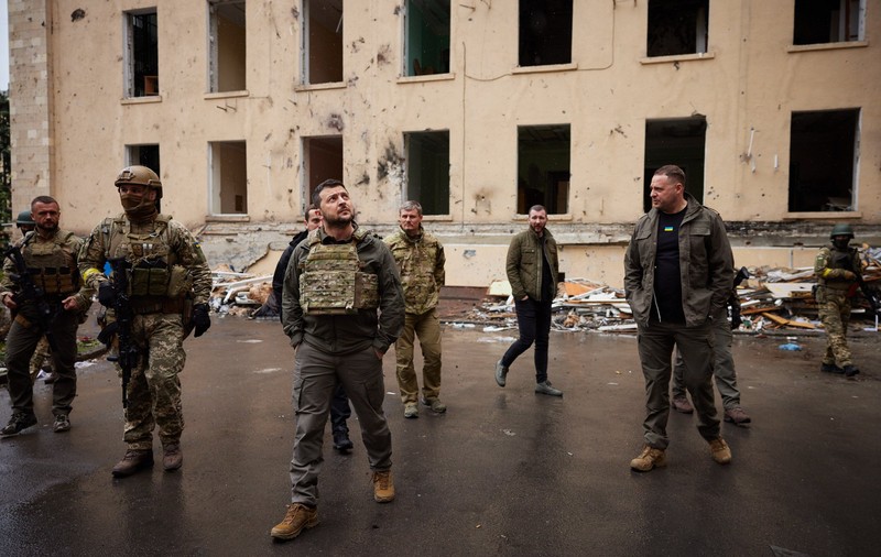 Zelenski, vizită pe frontul din est, prima ieșire din Kiev de la începutul războiului. „Ne vom apăra pământul până la capăt”