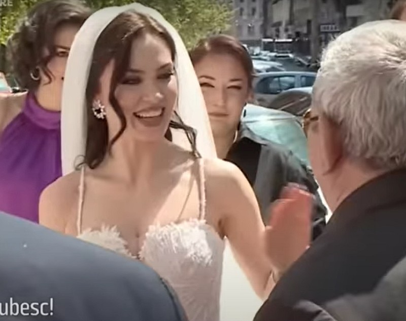 Părinții Ancăi Dumitra, în lacrimi la nunta fiicei lor: „Ceea ce i-am oferit noi să îi ofere și soțul”. Cum au apărut la eveniment Teodor și Eugenia