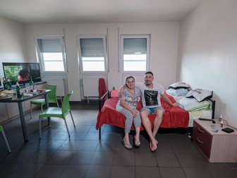 Oana și Stelian, în camera de la ferma din Nürnberg