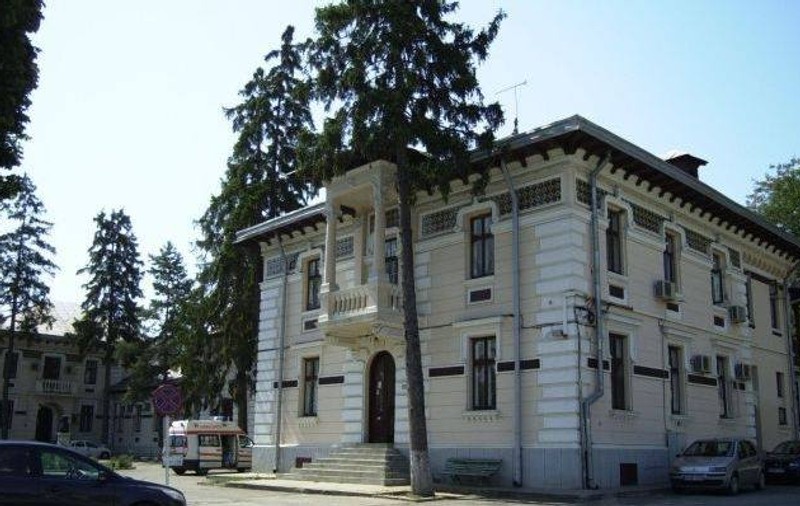 O asistentă de la Institutul de Psihiatrie Socola îl acuză pe manager de practici ilegale în exercitarea meseriei. Acesta respinge acuzațiile