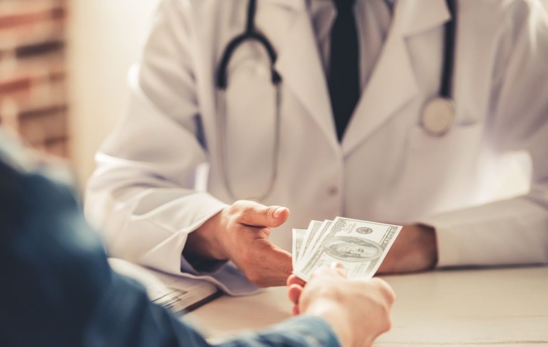 Cum negocia ”tariful” doctorul reținut în urma unui flagrant de șpagă. Dezvăluiri făcute de soțul pacientei din Târgoviște, în emisiunea Adriana Nedelea LA FIX