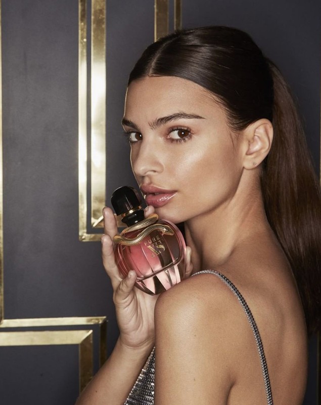 FOTO HOT | Emily Ratajkowski, în cel mai minuscul costum de baie. Abia i-a acoperit zona intimă!