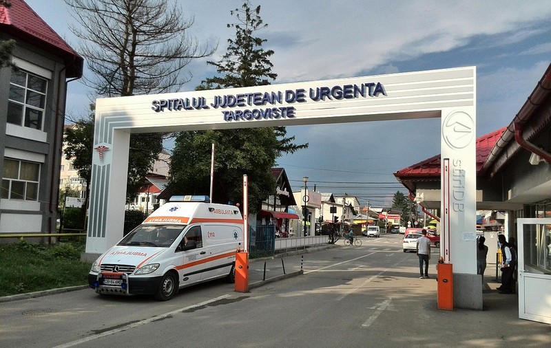 Caz incredibil într-un spital din România. Un pacient a incendiat o bolnavă imobilizată la pat, iar asistentele au aruncat o oală de apă, ca să stingă focul 