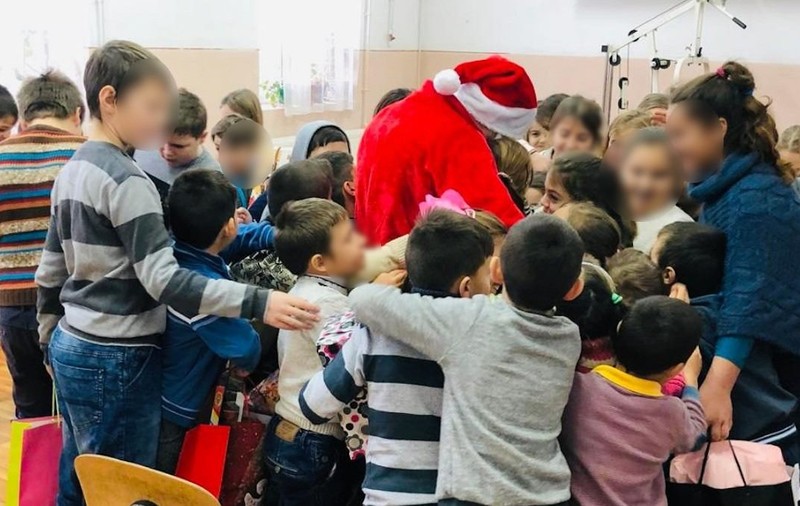 Trei tineri îndeplinesc dorințele de Crăciun ale copiilor din Tulcea. Cum s-a născut Asociația Adoptă o Dorință