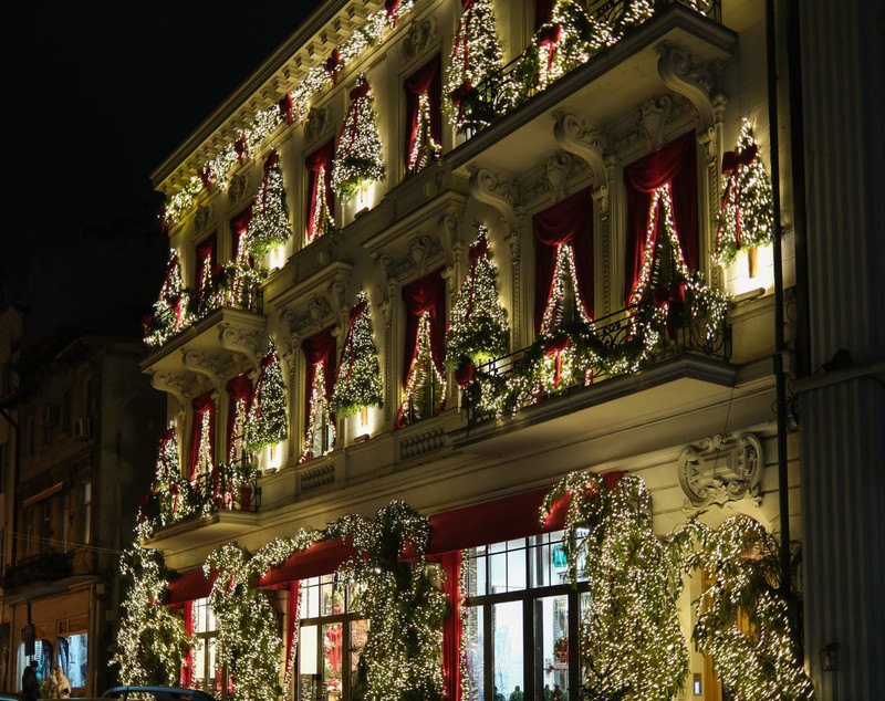 Cel mai frumos decorate clădiri din București înainte de Crăciun. Capitala a adoptat modelul european pentru acest sezon de iarnă