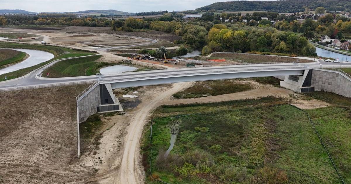 O fotografie aeriană realizată pe 14 octombrie 2025 arată o vedere a unui nou pod construit în cadrul proiectului canalului Seine Nord, în apropierea viitoarei ecluze Montmacq. Canalul Seine-Nord Europe urmează să conecteze Sena la râul Escaut (Schelde) și la principalele porturi din nordul Europei prin intermediul a 107 km de căi navigabile cu ecartament larg în următorii zece ani.
