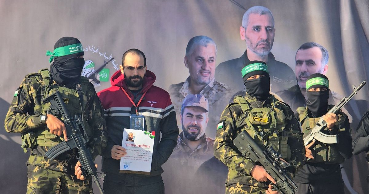 Brigăzile Al-Qassam, aripa armată a Hamas, l-au eliberat pe Yarden Bibas (centru stânga) Comitetului Internațional al Crucii Roșii. Transferul s-a făcut în Khan Younis, Gaza. Foto: Hepta