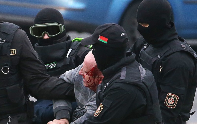 Scene violente la Minsk. Poliția a intervenit în forță să disperseze manifestanții anti-Lukașenko