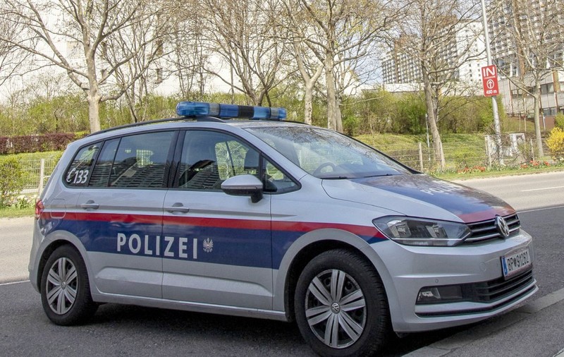 Un român este acuzat că a încercat să muşte un poliţist austriac în timpul arestării, scrie presa din Austria