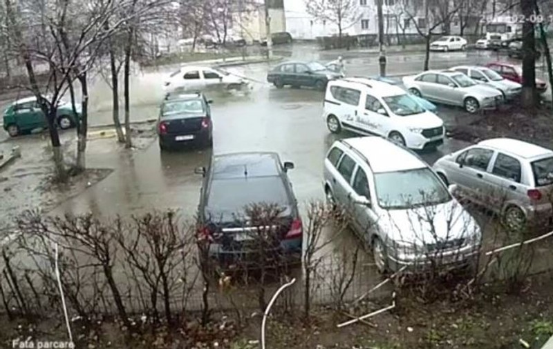 Un bărbat a scăpat miraculos dintr-un accident în Iași. Doi pași au făcut diferența între viață și moarte / VIDEO