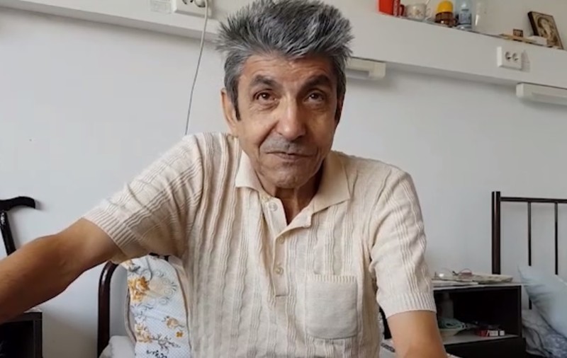 A fost șofer de autobuz 30 de ani, acum își numără clipele de viață printre oamenii străzii: ”Atât mai am, rebusurile, ochelarii, pixul și cinci cămăşi/ VIDEO