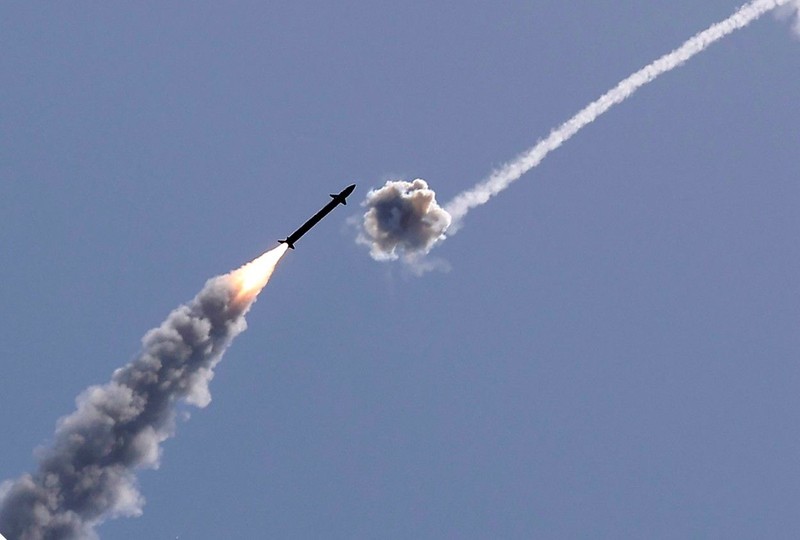 Un interceptor Iron Dome lovește o rachetă Hamas deasupra orașului Așkelon FOTO: Profimedia