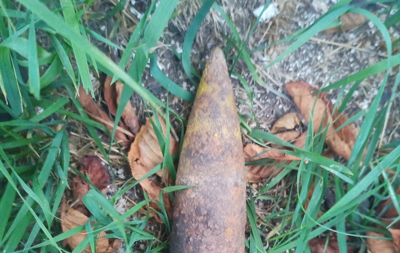 Un bărbat s-a dus cu bomba în sacoșă la sediul Poliției Tg. Neamț. Găsise proiectilul când era la cules de ciuperci