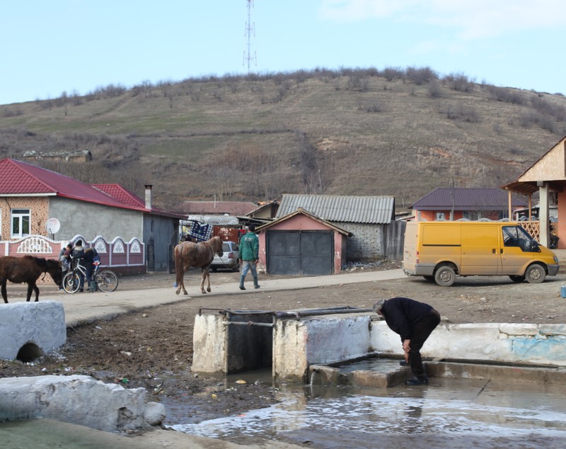 Localitatea din România unde aproape toți cei 3.000 de oameni primesc bani publici