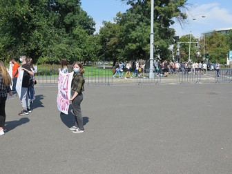 Locul destinat protestatarilor e delimitat de garduri de metal