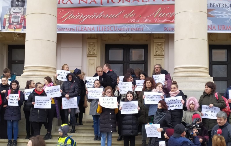 Un nou scandal la Opera din Iași. “Juniorii” au protestat pe scările instituției după ce directorul corului s-a trezit fără post. “Gong final?”