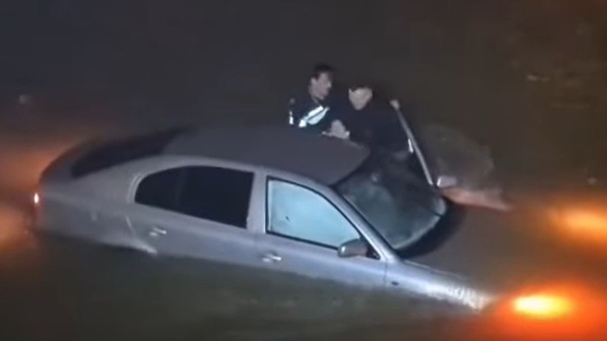 O femeie a fost salvată din apele râului Jiu, după ce mașina sa a ajuns în albia râului în seara zilei de 7 ianuarie